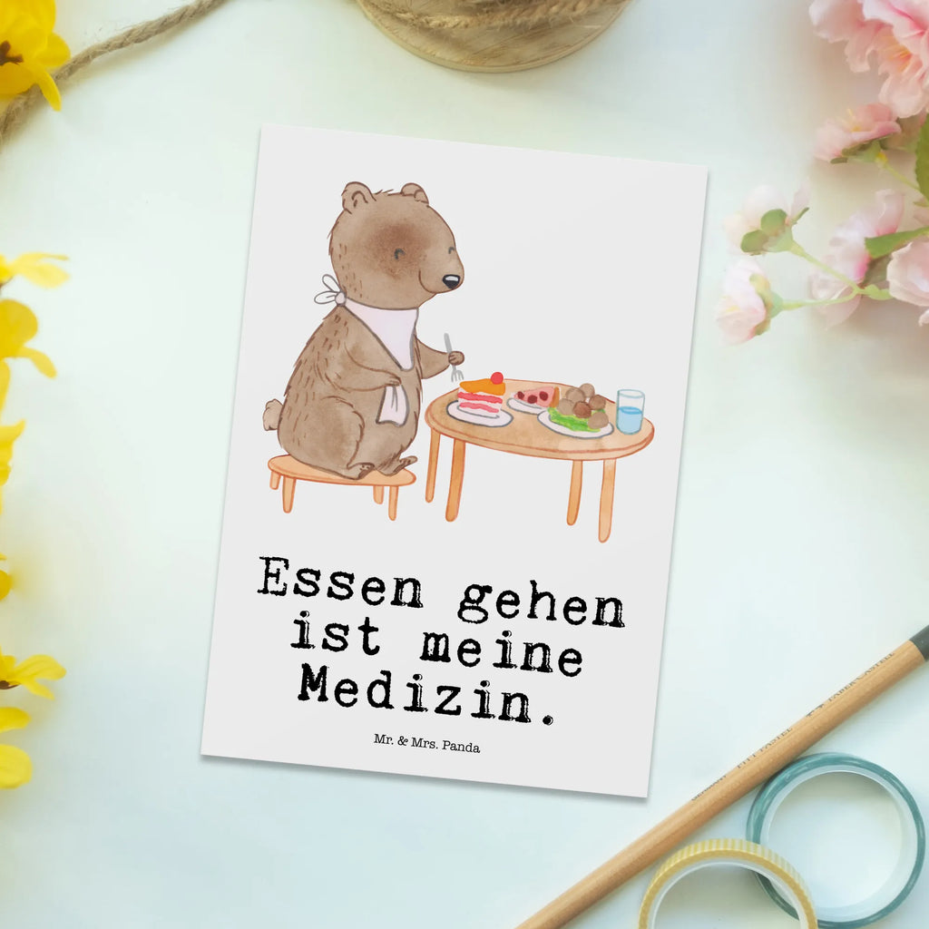 Postkarte Bär Essen gehen Postkarte, Karte, Geschenkkarte, Grußkarte, Einladung, Ansichtskarte, Geburtstagskarte, Einladungskarte, Dankeskarte, Ansichtskarten, Einladung Geburtstag, Einladungskarten Geburtstag, Geschenk, Sport, Sportart, Hobby, Schenken, Danke, Dankeschön, Auszeichnung, Gewinn, Sportler, Essen gehen, Essen, Restaurant, Restaurantbesuch, Köstlichkeiten