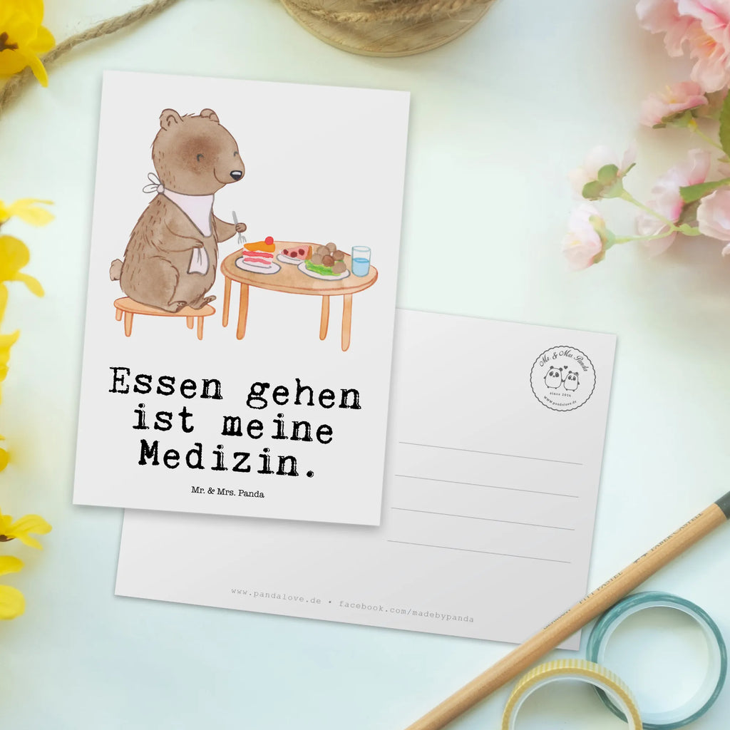 Postkarte Bär Essen gehen Postkarte, Karte, Geschenkkarte, Grußkarte, Einladung, Ansichtskarte, Geburtstagskarte, Einladungskarte, Dankeskarte, Ansichtskarten, Einladung Geburtstag, Einladungskarten Geburtstag, Geschenk, Sport, Sportart, Hobby, Schenken, Danke, Dankeschön, Auszeichnung, Gewinn, Sportler, Essen gehen, Essen, Restaurant, Restaurantbesuch, Köstlichkeiten