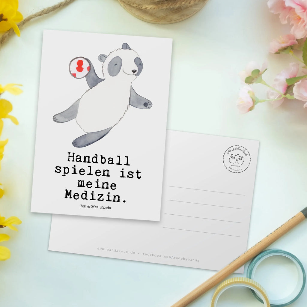 Postkarte Panda Handball spielen Postkarte, Karte, Geschenkkarte, Grußkarte, Einladung, Ansichtskarte, Geburtstagskarte, Einladungskarte, Dankeskarte, Ansichtskarten, Einladung Geburtstag, Einladungskarten Geburtstag, Geschenk, Sport, Sportart, Hobby, Schenken, Danke, Dankeschön, Auszeichnung, Gewinn, Sportler, Handball spielen, Handball Turnier, Handball Club, Handball Verein