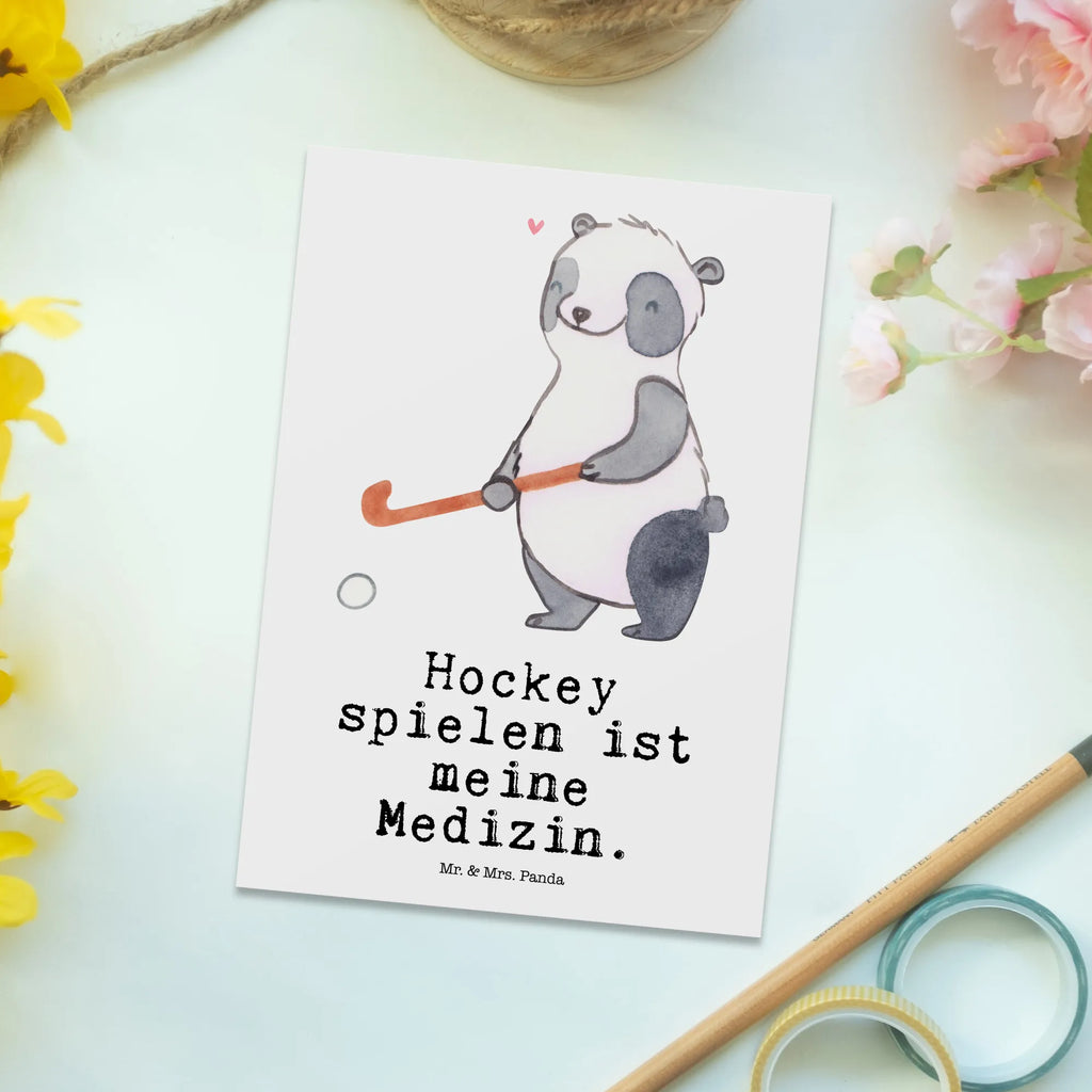 Postkarte Panda Hockey spielen Postkarte, Karte, Geschenkkarte, Grußkarte, Einladung, Ansichtskarte, Geburtstagskarte, Einladungskarte, Dankeskarte, Ansichtskarten, Einladung Geburtstag, Einladungskarten Geburtstag, Geschenk, Sport, Sportart, Hobby, Schenken, Danke, Dankeschön, Auszeichnung, Gewinn, Sportler, Hockey spielen, Feldhockey, Hockeyschläger, Hockey Verein