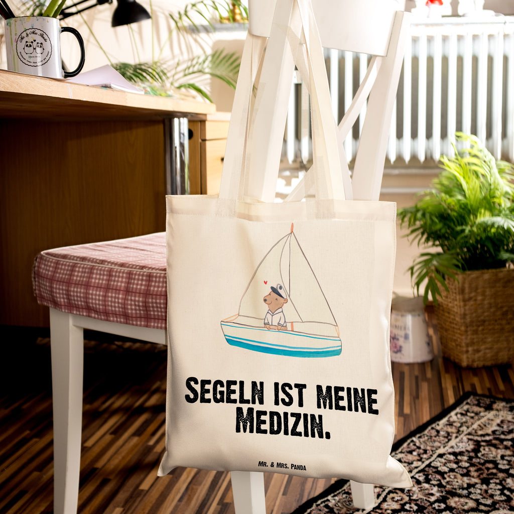 Tragetasche Bär Segeln Beuteltasche, Beutel, Einkaufstasche, Jutebeutel, Stoffbeutel, Tasche, Shopper, Umhängetasche, Strandtasche, Schultertasche, Stofftasche, Tragetasche, Badetasche, Jutetasche, Einkaufstüte, Laptoptasche, Geschenk, Sport, Sportart, Hobby, Schenken, Danke, Dankeschön, Auszeichnung, Gewinn, Sportler, segeln, Segeltörn, Segelboot, Segelschule, Yachtclub