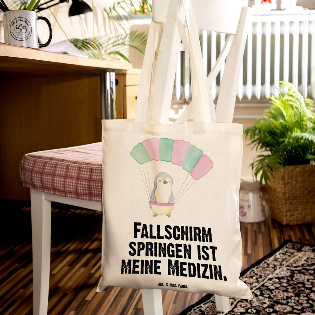 Tragetasche Pinguin Fallschirm springen Beuteltasche, Beutel, Einkaufstasche, Jutebeutel, Stoffbeutel, Tasche, Shopper, Umhängetasche, Strandtasche, Schultertasche, Stofftasche, Tragetasche, Badetasche, Jutetasche, Einkaufstüte, Laptoptasche, Geschenk, Sport, Sportart, Hobby, Schenken, Danke, Dankeschön, Auszeichnung, Gewinn, Sportler, Fallschirmspringen, Skydive, Fallschirmsprung, Tandemsprung, Fallschirmflug, Freifall, Erlebnisgeschenk, Adrenalinkick, Extreme Sport, Luftakrobatik, Adrenalinrausch, Parachute Jumping