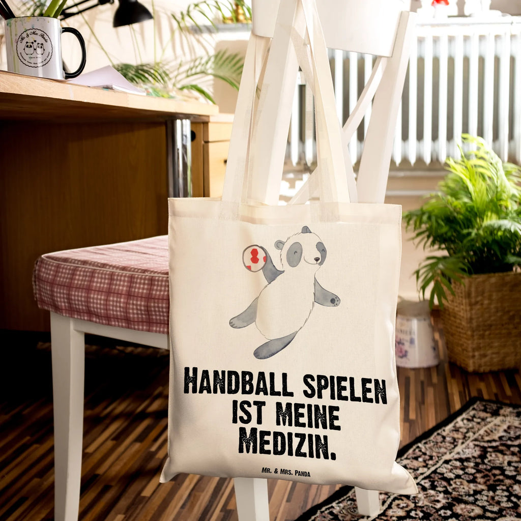 Tragetasche Panda Handball spielen Beuteltasche, Beutel, Einkaufstasche, Jutebeutel, Stoffbeutel, Tasche, Shopper, Umhängetasche, Strandtasche, Schultertasche, Stofftasche, Tragetasche, Badetasche, Jutetasche, Einkaufstüte, Laptoptasche, Geschenk, Sport, Sportart, Hobby, Schenken, Danke, Dankeschön, Auszeichnung, Gewinn, Sportler, Handball spielen, Handball Turnier, Handball Club, Handball Verein