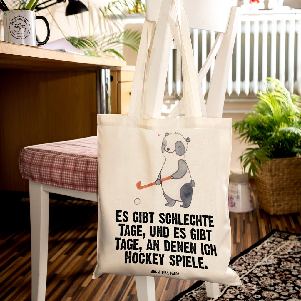 Tragetasche Panda Hockey spielen Beuteltasche, Beutel, Einkaufstasche, Jutebeutel, Stoffbeutel, Tasche, Shopper, Umhängetasche, Strandtasche, Schultertasche, Stofftasche, Tragetasche, Badetasche, Jutetasche, Einkaufstüte, Laptoptasche, Geschenk, Sport, Sportart, Hobby, Schenken, Danke, Dankeschön, Auszeichnung, Gewinn, Sportler, Hockey spielen, Feldhockey, Hockeyschläger, Hockey Verein