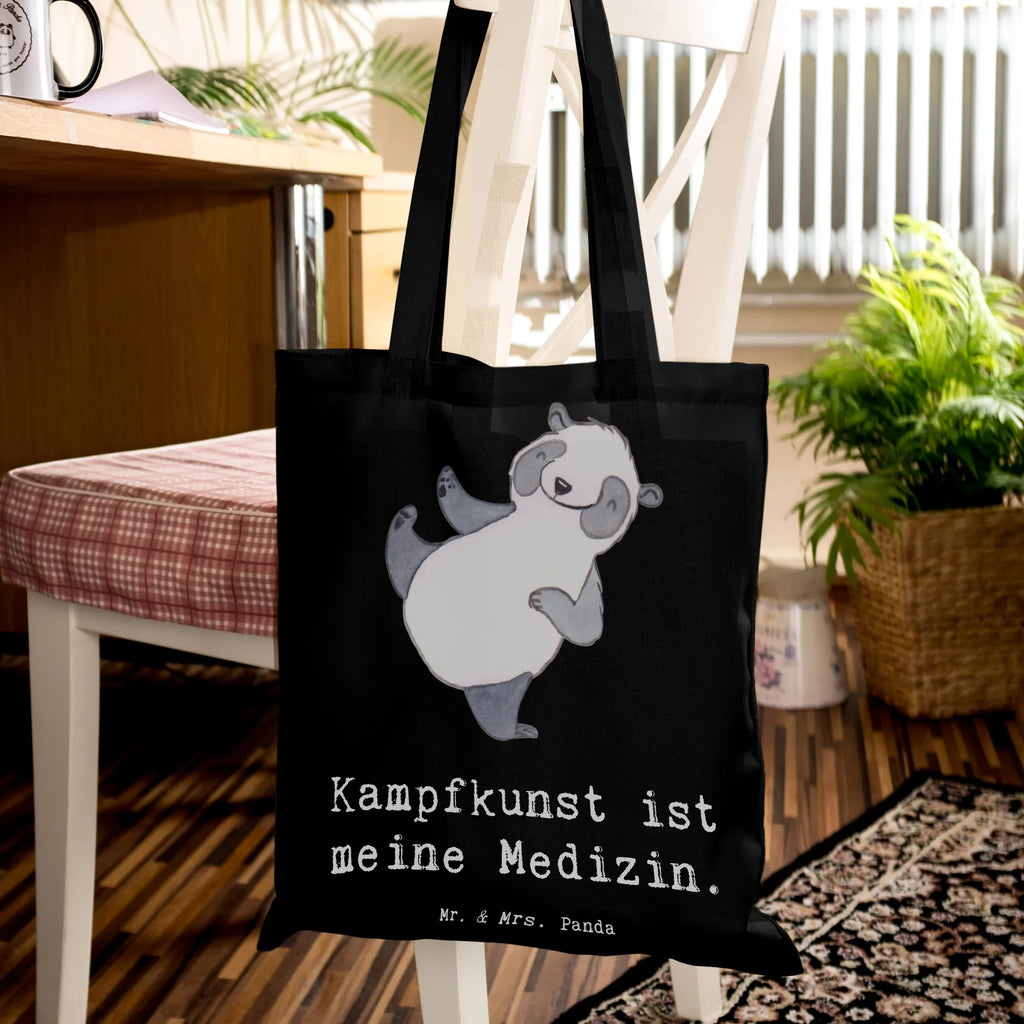 Tragetasche Panda Kampfkunst Beuteltasche, Beutel, Einkaufstasche, Jutebeutel, Stoffbeutel, Tasche, Shopper, Umhängetasche, Strandtasche, Schultertasche, Stofftasche, Tragetasche, Badetasche, Jutetasche, Einkaufstüte, Laptoptasche, Geschenk, Sport, Sportart, Hobby, Schenken, Danke, Dankeschön, Auszeichnung, Gewinn, Sportler, Kampfkunst, Kampfsportarten, Selbstverteidigung