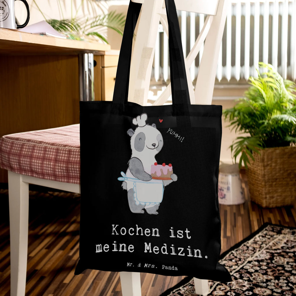 Tragetasche Bär Kochen Beuteltasche, Beutel, Einkaufstasche, Jutebeutel, Stoffbeutel, Tasche, Shopper, Umhängetasche, Strandtasche, Schultertasche, Stofftasche, Tragetasche, Badetasche, Jutetasche, Einkaufstüte, Laptoptasche, Geschenk, Sport, Sportart, Hobby, Schenken, Danke, Dankeschön, Auszeichnung, Gewinn, Sportler, Kochen, Hobbykoch, Hobbyköchin