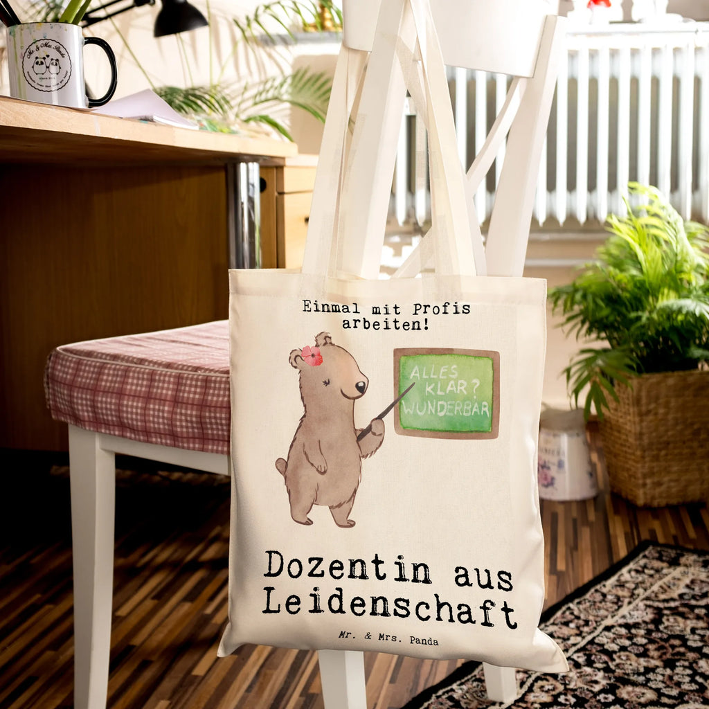 Tragetasche Dozentin aus Leidenschaft Beuteltasche, Beutel, Einkaufstasche, Jutebeutel, Stoffbeutel, Tasche, Shopper, Umhängetasche, Strandtasche, Schultertasche, Stofftasche, Tragetasche, Badetasche, Jutetasche, Einkaufstüte, Laptoptasche, Beruf, Ausbildung, Jubiläum, Abschied, Rente, Kollege, Kollegin, Geschenk, Schenken, Arbeitskollege, Mitarbeiter, Firma, Danke, Dankeschön, Dozentin, Professorin, Universität, Vorlesung, Tutorin, Akademikerin, Uni, Unterricht