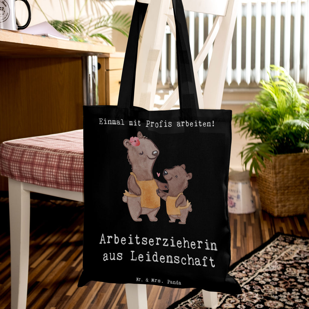 Tragetasche Arbeitserzieherin aus Leidenschaft Beuteltasche, Beutel, Einkaufstasche, Jutebeutel, Stoffbeutel, Tasche, Shopper, Umhängetasche, Strandtasche, Schultertasche, Stofftasche, Tragetasche, Badetasche, Jutetasche, Einkaufstüte, Laptoptasche, Beruf, Ausbildung, Jubiläum, Abschied, Rente, Kollege, Kollegin, Geschenk, Schenken, Arbeitskollege, Mitarbeiter, Firma, Danke, Dankeschön, Arbeitserzieherin, Arbeitspädagogin, Studium