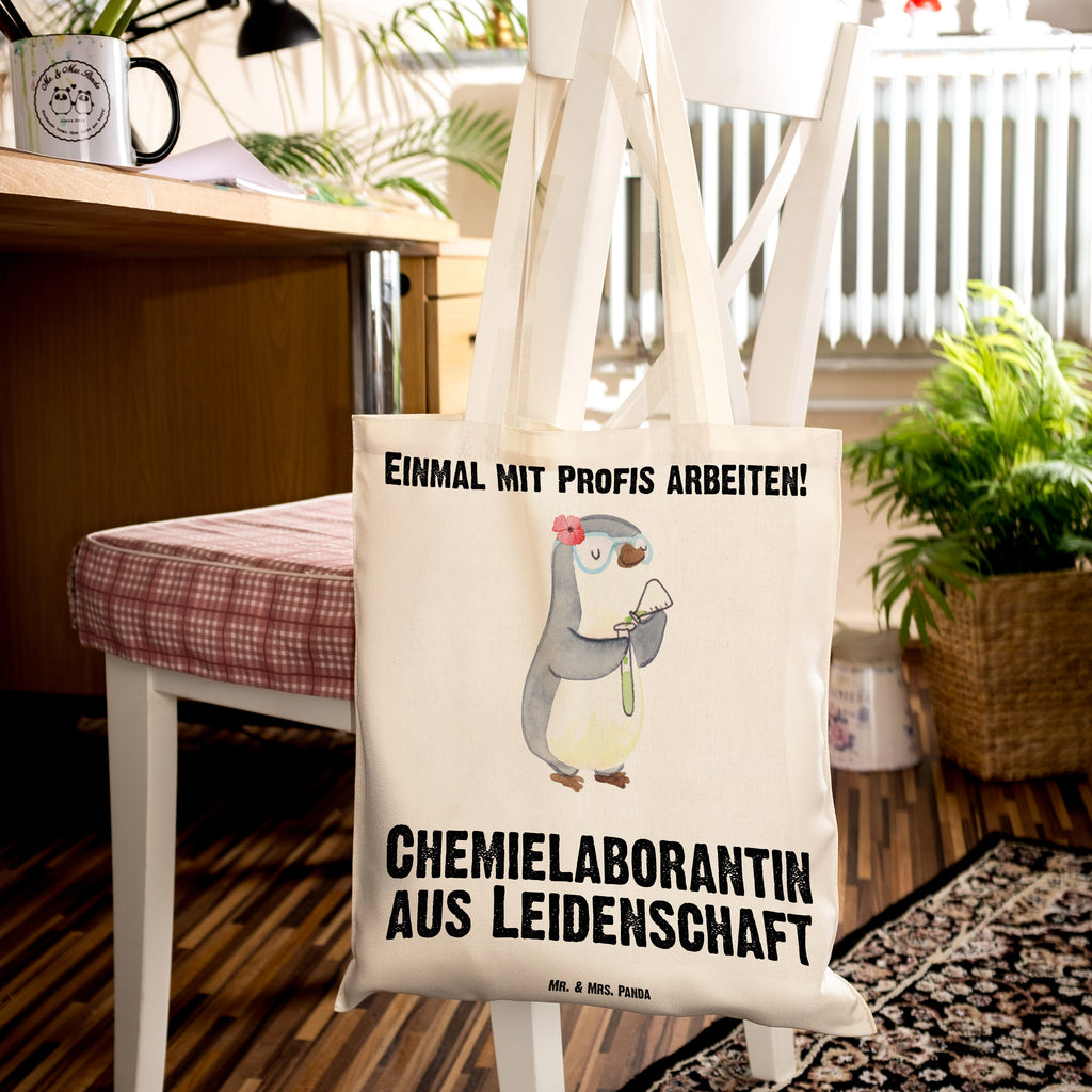 Tragetasche Chemielaborantin aus Leidenschaft Beuteltasche, Beutel, Einkaufstasche, Jutebeutel, Stoffbeutel, Tasche, Shopper, Umhängetasche, Strandtasche, Schultertasche, Stofftasche, Tragetasche, Badetasche, Jutetasche, Einkaufstüte, Laptoptasche, Beruf, Ausbildung, Jubiläum, Abschied, Rente, Kollege, Kollegin, Geschenk, Schenken, Arbeitskollege, Mitarbeiter, Firma, Danke, Dankeschön, Chemikerin, Chemielaborantin, Naturwissenschaftlerin, Labor, Studium, Forschung, Wissenschaftlerin