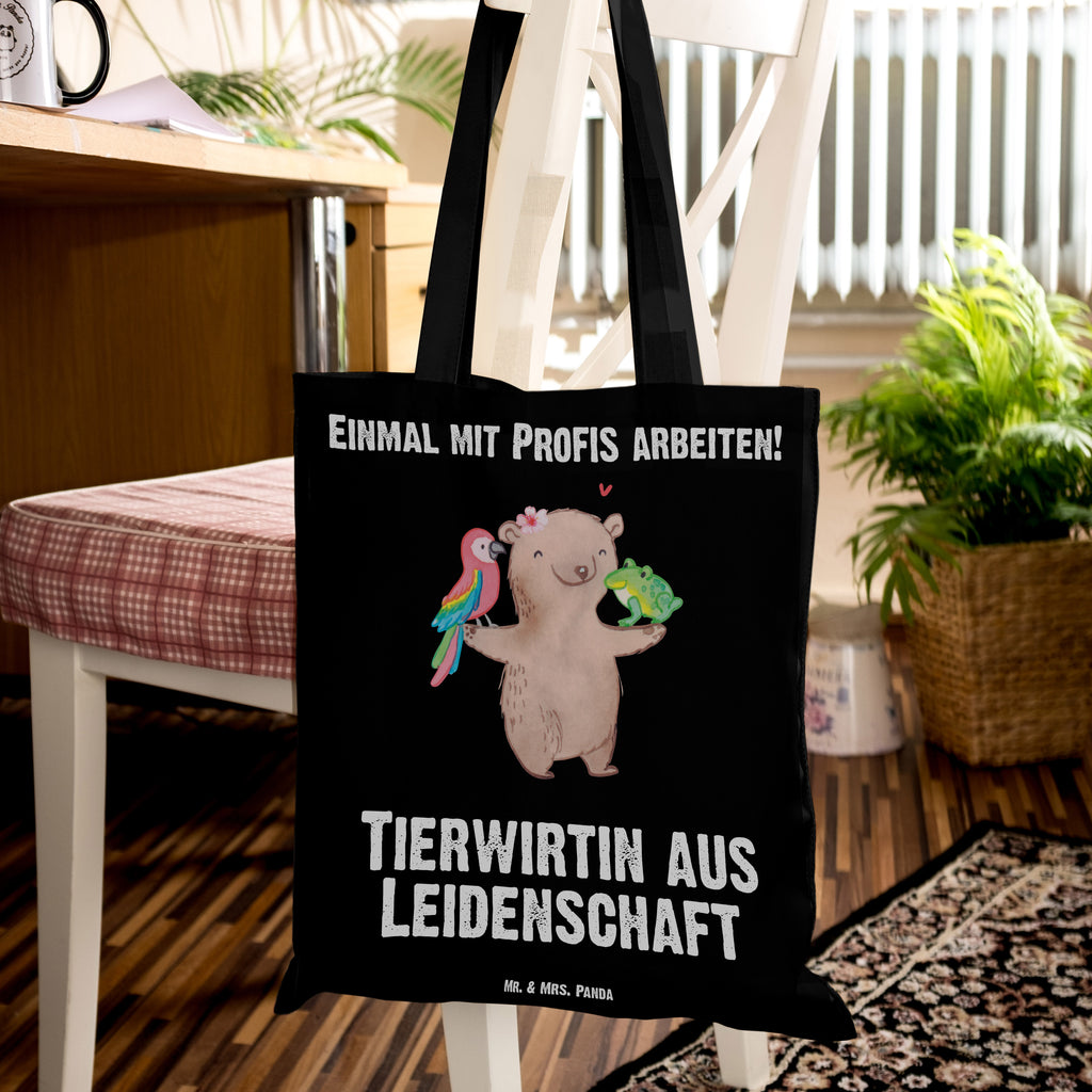 Tragetasche Tierwirtin aus Leidenschaft Beuteltasche, Beutel, Einkaufstasche, Jutebeutel, Stoffbeutel, Tasche, Shopper, Umhängetasche, Strandtasche, Schultertasche, Stofftasche, Tragetasche, Badetasche, Jutetasche, Einkaufstüte, Laptoptasche, Beruf, Ausbildung, Jubiläum, Abschied, Rente, Kollege, Kollegin, Geschenk, Schenken, Arbeitskollege, Mitarbeiter, Firma, Danke, Dankeschön, Landwirtin, Bäuerin, Tierwirtin, Agronomin, Farmerin, Bauernhof