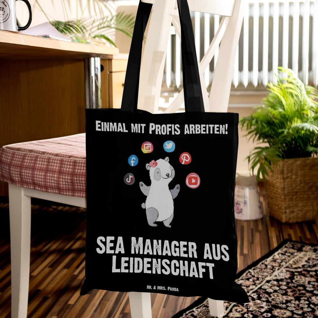 Tragetasche SEA Manager aus Leidenschaft Beuteltasche, Beutel, Einkaufstasche, Jutebeutel, Stoffbeutel, Tasche, Shopper, Umhängetasche, Strandtasche, Schultertasche, Stofftasche, Tragetasche, Badetasche, Jutetasche, Einkaufstüte, Laptoptasche, Beruf, Ausbildung, Jubiläum, Abschied, Rente, Kollege, Kollegin, Geschenk, Schenken, Arbeitskollege, Mitarbeiter, Firma, Danke, Dankeschön, SEA Manager, Suchmaschinenwerbung, Suchmaschinenmarketing