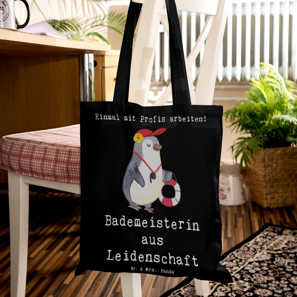 Tragetasche Bademeisterin aus Leidenschaft Beuteltasche, Beutel, Einkaufstasche, Jutebeutel, Stoffbeutel, Tasche, Shopper, Umhängetasche, Strandtasche, Schultertasche, Stofftasche, Tragetasche, Badetasche, Jutetasche, Einkaufstüte, Laptoptasche, Beruf, Ausbildung, Jubiläum, Abschied, Rente, Kollege, Kollegin, Geschenk, Schenken, Arbeitskollege, Mitarbeiter, Firma, Danke, Dankeschön, Bademeisterin, Rettungsschwimmerin, Schwimmmeisterin, Schwimmbad, Freibad, Badeanstalt, Schwimmverein, Schwimmschule