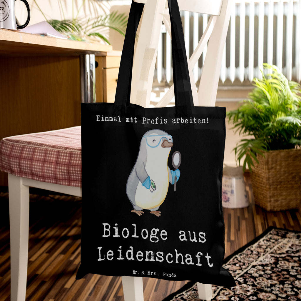 Tragetasche Biologe aus Leidenschaft Beuteltasche, Beutel, Einkaufstasche, Jutebeutel, Stoffbeutel, Tasche, Shopper, Umhängetasche, Strandtasche, Schultertasche, Stofftasche, Tragetasche, Badetasche, Jutetasche, Einkaufstüte, Laptoptasche, Beruf, Ausbildung, Jubiläum, Abschied, Rente, Kollege, Kollegin, Geschenk, Schenken, Arbeitskollege, Mitarbeiter, Firma, Danke, Dankeschön, Biologe, Biologie, Naturwissenschaftler, Labor, Studium, Bachelor, Master