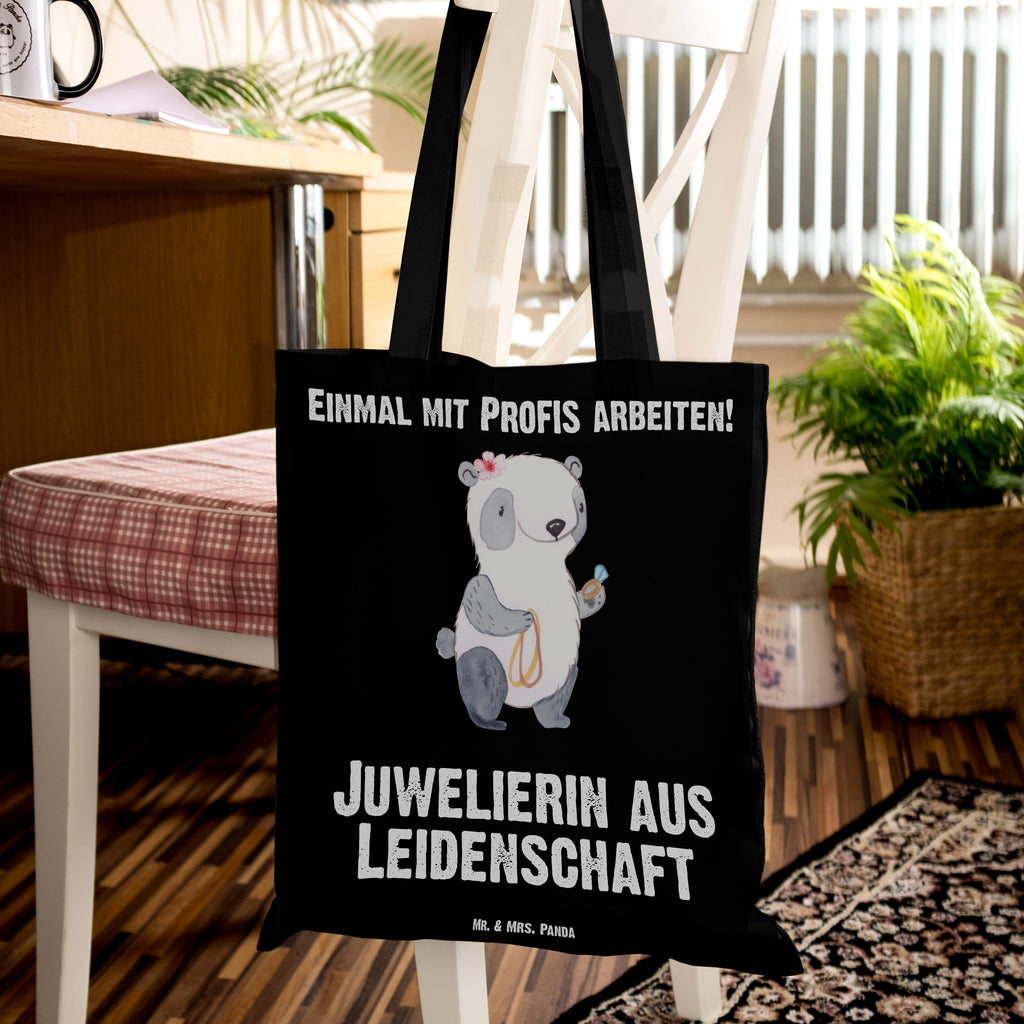 Tragetasche Juwelierin aus Leidenschaft Beuteltasche, Beutel, Einkaufstasche, Jutebeutel, Stoffbeutel, Tasche, Shopper, Umhängetasche, Strandtasche, Schultertasche, Stofftasche, Tragetasche, Badetasche, Jutetasche, Einkaufstüte, Laptoptasche, Beruf, Ausbildung, Jubiläum, Abschied, Rente, Kollege, Kollegin, Geschenk, Schenken, Arbeitskollege, Mitarbeiter, Firma, Danke, Dankeschön, Juwelierin, Goldschmiedin, Schmuckwarenhändlerin, Schmuckgeschäft, Eröffnung