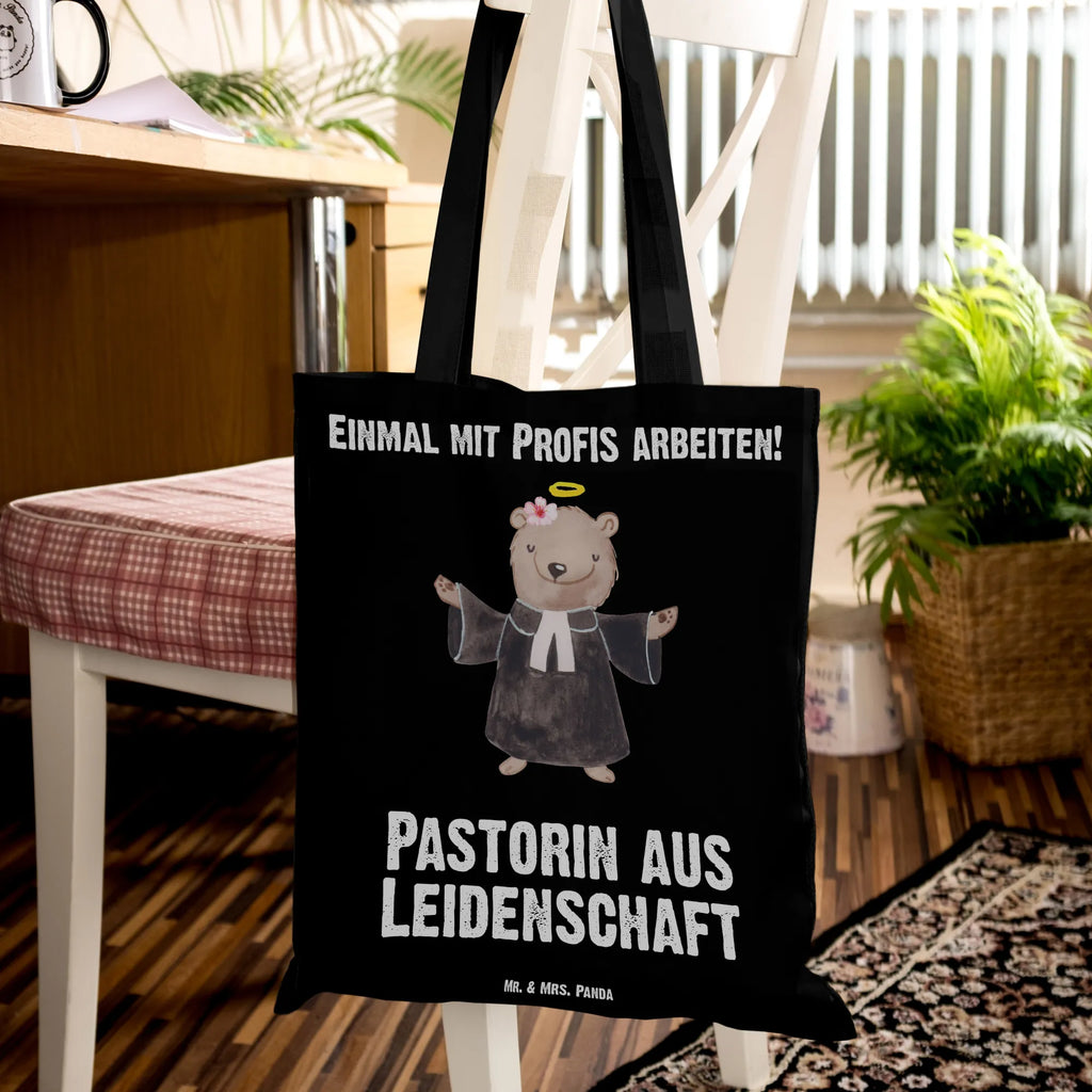 Tragetasche Pastorin aus Leidenschaft Beuteltasche, Beutel, Einkaufstasche, Jutebeutel, Stoffbeutel, Tasche, Shopper, Umhängetasche, Strandtasche, Schultertasche, Stofftasche, Tragetasche, Badetasche, Jutetasche, Einkaufstüte, Laptoptasche, Beruf, Ausbildung, Jubiläum, Abschied, Rente, Kollege, Kollegin, Geschenk, Schenken, Arbeitskollege, Mitarbeiter, Firma, Danke, Dankeschön, Pastorin, Dienerin Gottes<br />Geistliche, Pfarrerin, Predigerin<br />Priesterin, Theologin, Kirche