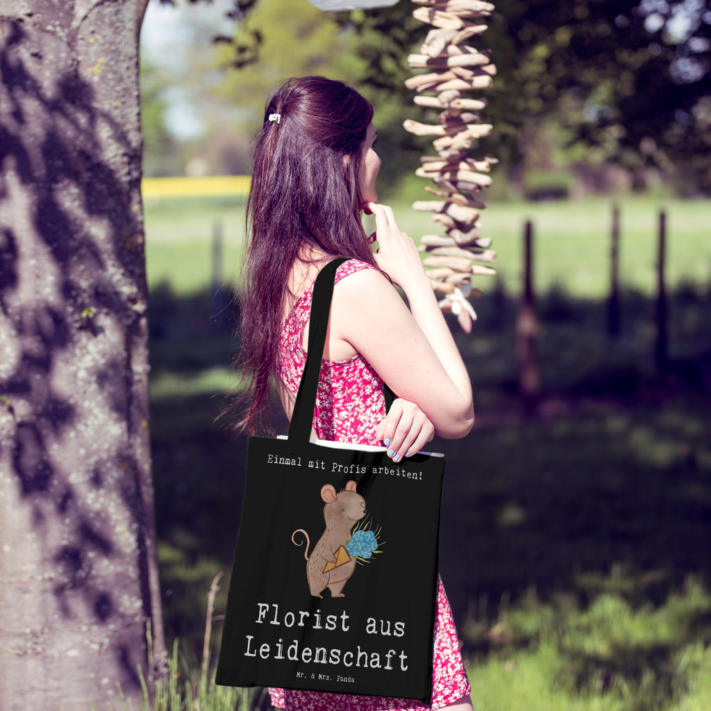 Tragetasche Florist aus Leidenschaft Beuteltasche, Beutel, Einkaufstasche, Jutebeutel, Stoffbeutel, Tasche, Shopper, Umhängetasche, Strandtasche, Schultertasche, Stofftasche, Tragetasche, Badetasche, Jutetasche, Einkaufstüte, Laptoptasche, Beruf, Ausbildung, Jubiläum, Abschied, Rente, Kollege, Kollegin, Geschenk, Schenken, Arbeitskollege, Mitarbeiter, Firma, Danke, Dankeschön, Blumenhändler, Florist, Blumenlanden, Blumenprofi