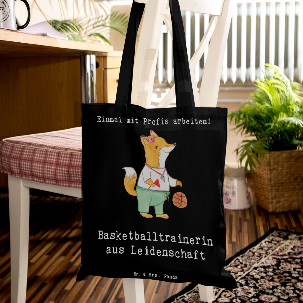 Tragetasche Basketballtrainerin aus Leidenschaft Beuteltasche, Beutel, Einkaufstasche, Jutebeutel, Stoffbeutel, Tasche, Shopper, Umhängetasche, Strandtasche, Schultertasche, Stofftasche, Tragetasche, Badetasche, Jutetasche, Einkaufstüte, Laptoptasche, Beruf, Ausbildung, Jubiläum, Abschied, Rente, Kollege, Kollegin, Geschenk, Schenken, Arbeitskollege, Mitarbeiter, Firma, Danke, Dankeschön, Basketballtrainerin, Basketball, Sport, Ballsport, Basketballcoach, Basketballerin, Verein