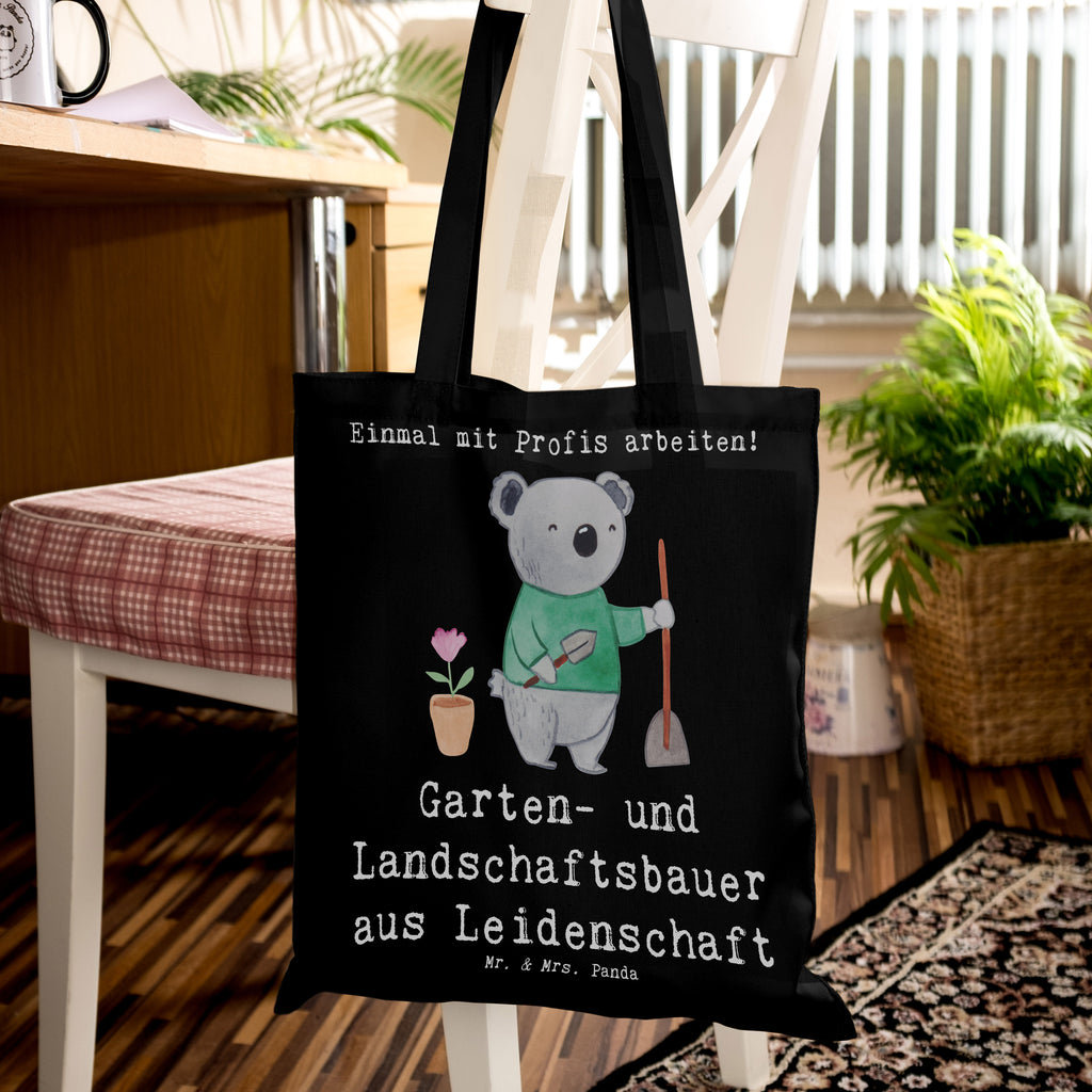 Tragetasche Garten- und Landschaftsbauer aus Leidenschaft Beuteltasche, Beutel, Einkaufstasche, Jutebeutel, Stoffbeutel, Tasche, Shopper, Umhängetasche, Strandtasche, Schultertasche, Stofftasche, Tragetasche, Badetasche, Jutetasche, Einkaufstüte, Laptoptasche, Beruf, Ausbildung, Jubiläum, Abschied, Rente, Kollege, Kollegin, Geschenk, Schenken, Arbeitskollege, Mitarbeiter, Firma, Danke, Dankeschön, Gärtner, Gartenplaner, Gärtnerei, Gartenbau, Hobbygärtner, Garten- und Landschaftsbauer