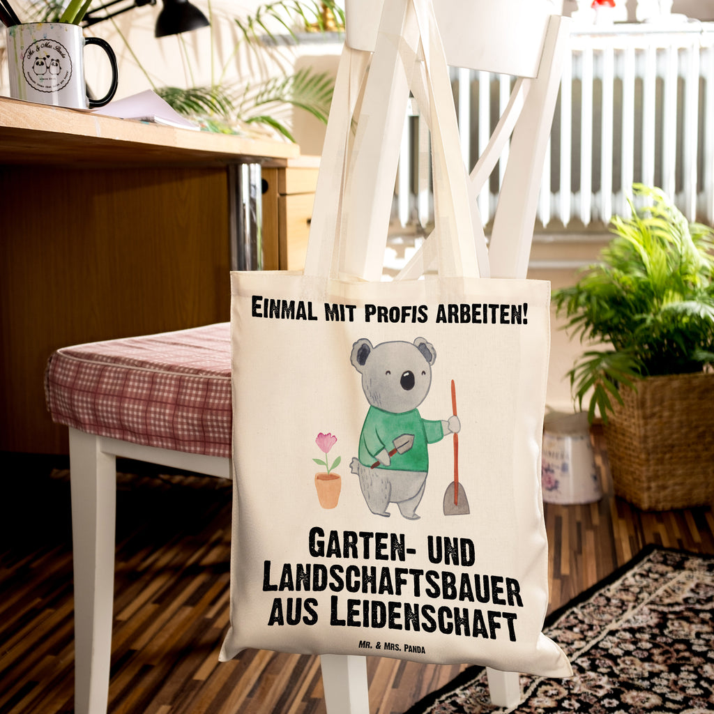 Tragetasche Garten- und Landschaftsbauer aus Leidenschaft Beuteltasche, Beutel, Einkaufstasche, Jutebeutel, Stoffbeutel, Tasche, Shopper, Umhängetasche, Strandtasche, Schultertasche, Stofftasche, Tragetasche, Badetasche, Jutetasche, Einkaufstüte, Laptoptasche, Beruf, Ausbildung, Jubiläum, Abschied, Rente, Kollege, Kollegin, Geschenk, Schenken, Arbeitskollege, Mitarbeiter, Firma, Danke, Dankeschön, Gärtner, Gartenplaner, Gärtnerei, Gartenbau, Hobbygärtner, Garten- und Landschaftsbauer