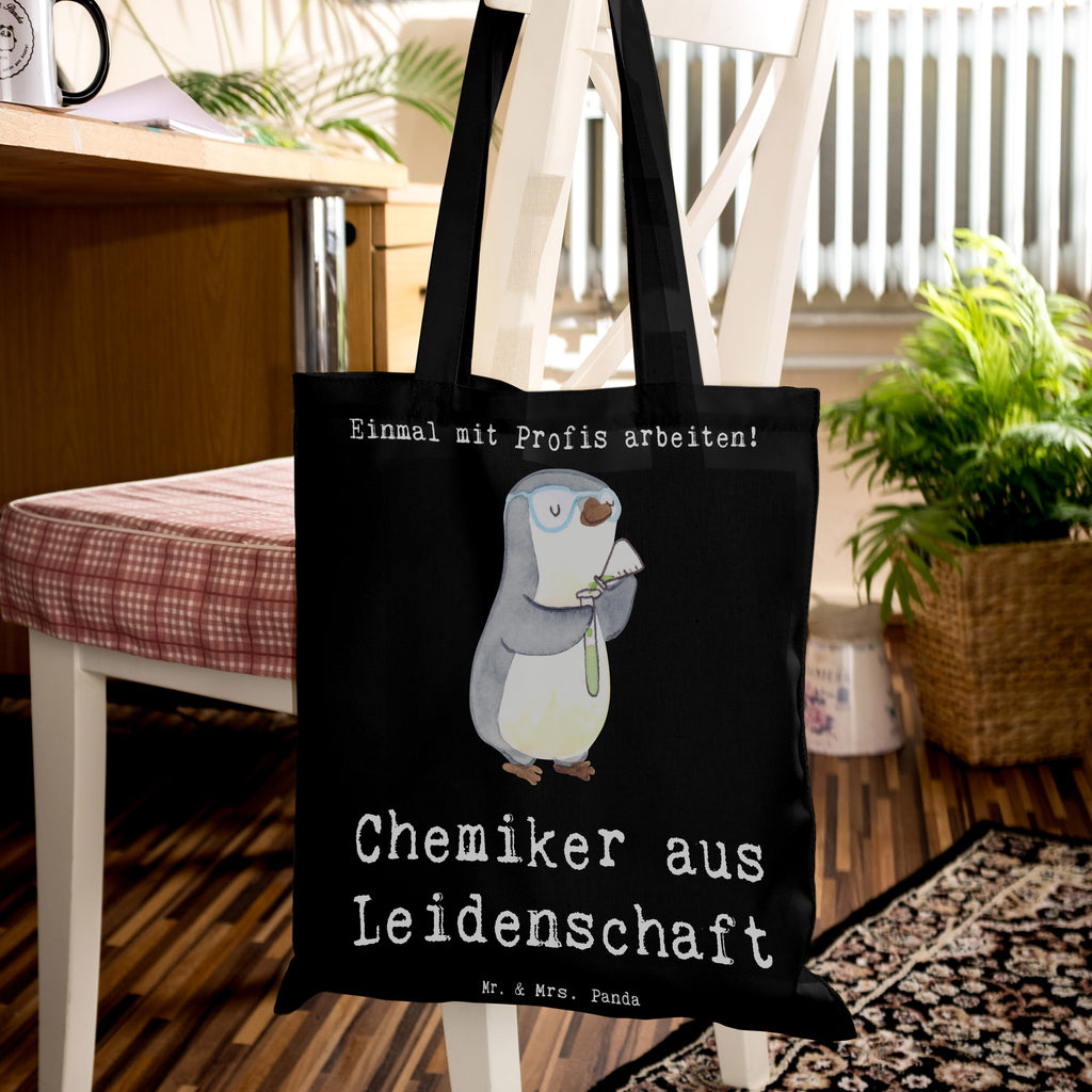 Tragetasche Chemiker aus Leidenschaft Beuteltasche, Beutel, Einkaufstasche, Jutebeutel, Stoffbeutel, Tasche, Shopper, Umhängetasche, Strandtasche, Schultertasche, Stofftasche, Tragetasche, Badetasche, Jutetasche, Einkaufstüte, Laptoptasche, Beruf, Ausbildung, Jubiläum, Abschied, Rente, Kollege, Kollegin, Geschenk, Schenken, Arbeitskollege, Mitarbeiter, Firma, Danke, Dankeschön, Chemiker, Chemielaborant, Naturwissenschaftler, Labor, Studium, Forschung, Wissenschaftler