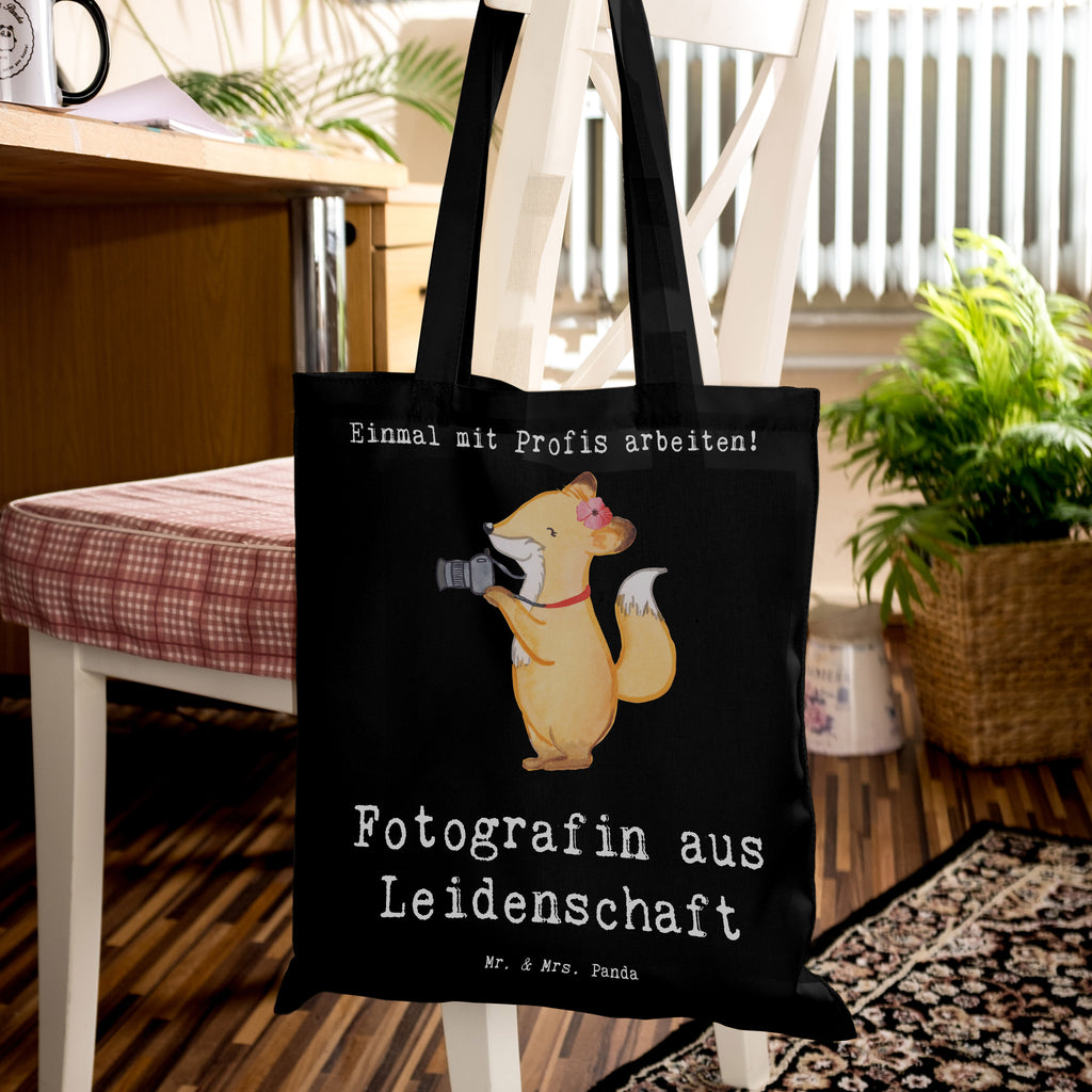 Tragetasche Fotografin aus Leidenschaft Beuteltasche, Beutel, Einkaufstasche, Jutebeutel, Stoffbeutel, Tasche, Shopper, Umhängetasche, Strandtasche, Schultertasche, Stofftasche, Tragetasche, Badetasche, Jutetasche, Einkaufstüte, Laptoptasche, Beruf, Ausbildung, Jubiläum, Abschied, Rente, Kollege, Kollegin, Geschenk, Schenken, Arbeitskollege, Mitarbeiter, Firma, Danke, Dankeschön, Fotografin, Fotoreporterin, Hobbyfotografin, Hochzeitsfotografin, Fotografie, Profi Fotografin