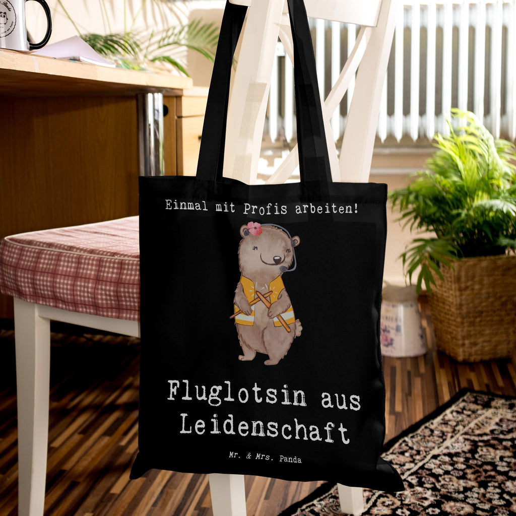 Tragetasche Fluglotsin aus Leidenschaft Beuteltasche, Beutel, Einkaufstasche, Jutebeutel, Stoffbeutel, Tasche, Shopper, Umhängetasche, Strandtasche, Schultertasche, Stofftasche, Tragetasche, Badetasche, Jutetasche, Einkaufstüte, Laptoptasche, Beruf, Ausbildung, Jubiläum, Abschied, Rente, Kollege, Kollegin, Geschenk, Schenken, Arbeitskollege, Mitarbeiter, Firma, Danke, Dankeschön, Fluglotsin, Flugverkehrsleiterin, Luftfahrtpersonal, Flugsicherung