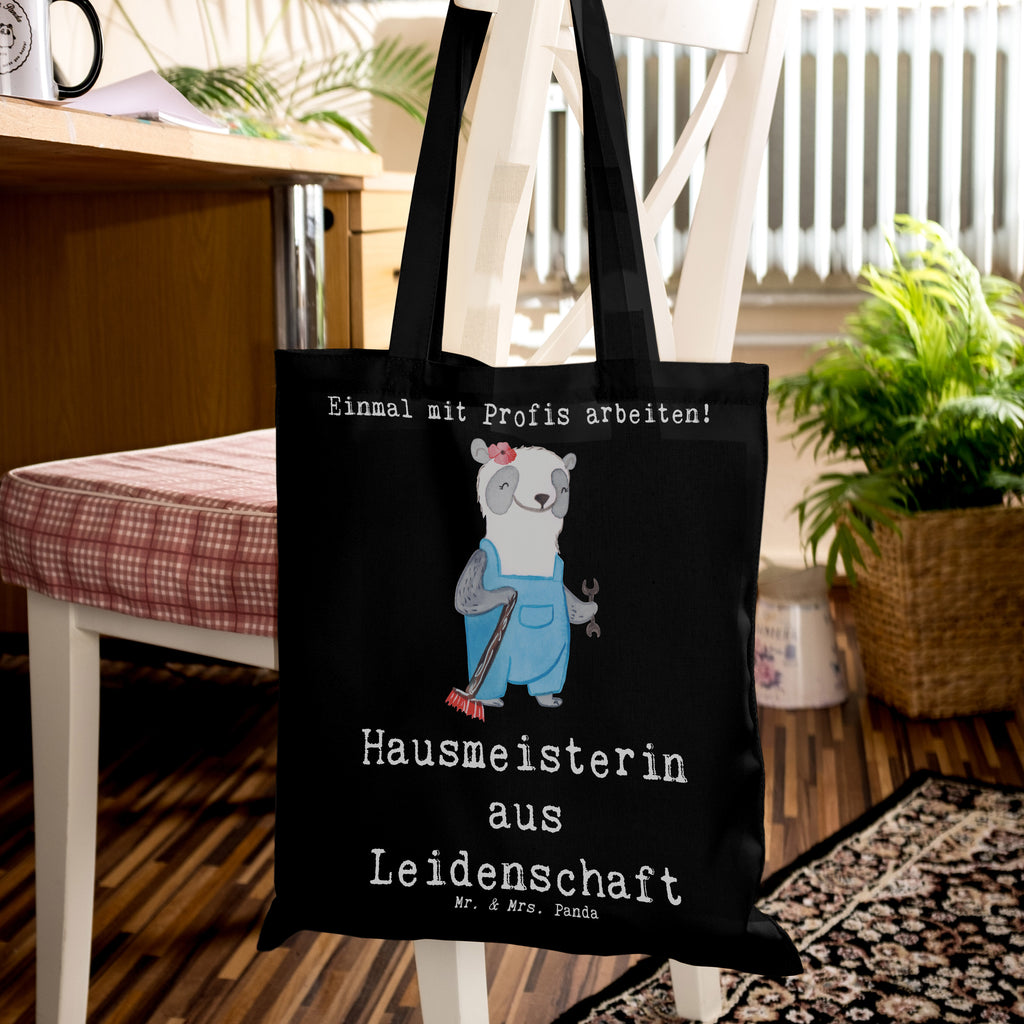 Tragetasche Hausmeisterin aus Leidenschaft Beuteltasche, Beutel, Einkaufstasche, Jutebeutel, Stoffbeutel, Tasche, Shopper, Umhängetasche, Strandtasche, Schultertasche, Stofftasche, Tragetasche, Badetasche, Jutetasche, Einkaufstüte, Laptoptasche, Beruf, Ausbildung, Jubiläum, Abschied, Rente, Kollege, Kollegin, Geschenk, Schenken, Arbeitskollege, Mitarbeiter, Firma, Danke, Dankeschön, Hausmeisterin, Concierge, Hausverwalterin, Facility Manager