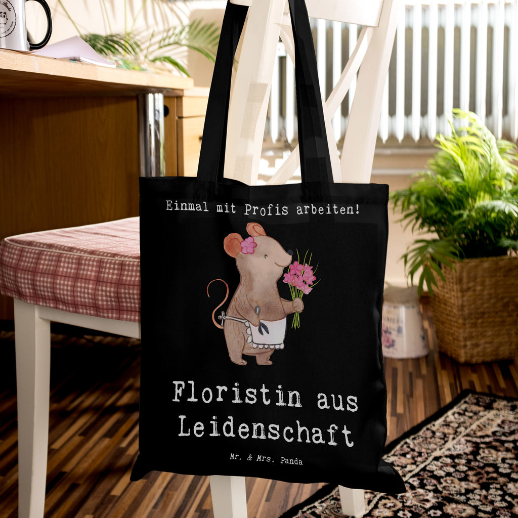 Tragetasche Floristin aus Leidenschaft Beuteltasche, Beutel, Einkaufstasche, Jutebeutel, Stoffbeutel, Tasche, Shopper, Umhängetasche, Strandtasche, Schultertasche, Stofftasche, Tragetasche, Badetasche, Jutetasche, Einkaufstüte, Laptoptasche, Beruf, Ausbildung, Jubiläum, Abschied, Rente, Kollege, Kollegin, Geschenk, Schenken, Arbeitskollege, Mitarbeiter, Firma, Danke, Dankeschön, Blumenhändlerin, Floristin, Blumenlanden, Blumenprofi