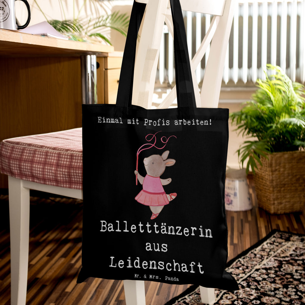 Tragetasche Balletttänzerin aus Leidenschaft Beuteltasche, Beutel, Einkaufstasche, Jutebeutel, Stoffbeutel, Tasche, Shopper, Umhängetasche, Strandtasche, Schultertasche, Stofftasche, Tragetasche, Badetasche, Jutetasche, Einkaufstüte, Laptoptasche, Beruf, Ausbildung, Jubiläum, Abschied, Rente, Kollege, Kollegin, Geschenk, Schenken, Arbeitskollege, Mitarbeiter, Firma, Danke, Dankeschön, Balletttänzerin, Ballerina, Ballett, Glücksbringer Auftritt, Ballettaufführung, Ballettunterricht, Ballettstunden