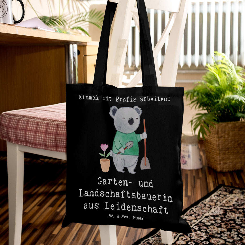 Tragetasche Garten- und Landschaftsbauerin aus Leidenschaft Beuteltasche, Beutel, Einkaufstasche, Jutebeutel, Stoffbeutel, Tasche, Shopper, Umhängetasche, Strandtasche, Schultertasche, Stofftasche, Tragetasche, Badetasche, Jutetasche, Einkaufstüte, Laptoptasche, Beruf, Ausbildung, Jubiläum, Abschied, Rente, Kollege, Kollegin, Geschenk, Schenken, Arbeitskollege, Mitarbeiter, Firma, Danke, Dankeschön, Gärtnerin, Gartenplaner, Gärtnerei, Gartenbau, Hobbygärtnerin, Garten- und Landschaftsbauerin