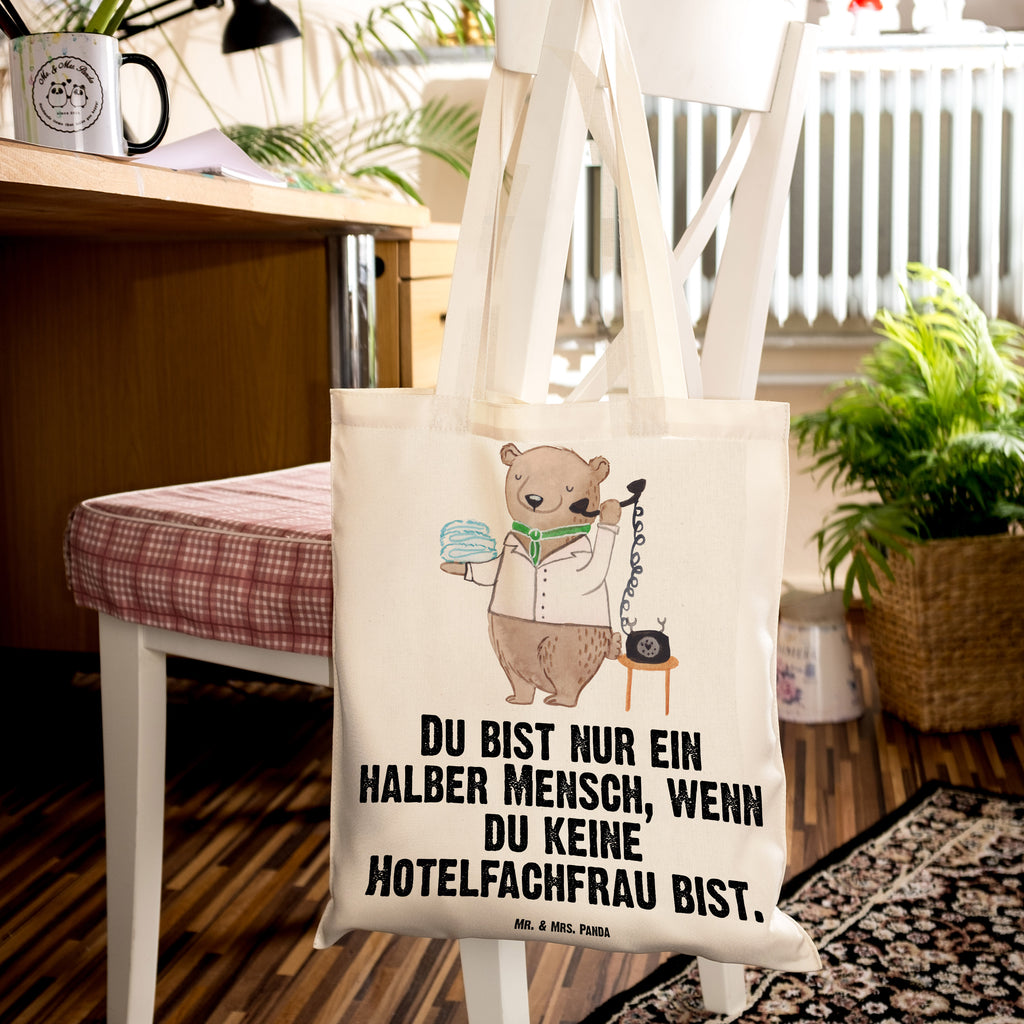 Tragetasche Hotelfachfrau mit Herz Beuteltasche, Beutel, Einkaufstasche, Jutebeutel, Stoffbeutel, Tasche, Shopper, Umhängetasche, Strandtasche, Schultertasche, Stofftasche, Tragetasche, Badetasche, Jutetasche, Einkaufstüte, Laptoptasche, Beruf, Ausbildung, Jubiläum, Abschied, Rente, Kollege, Kollegin, Geschenk, Schenken, Arbeitskollege, Mitarbeiter, Firma, Danke, Dankeschön, Hotelfachfrau, Hotelkauffrau, Hotelfachangestellte, Hotelier, Hoteleröffnung