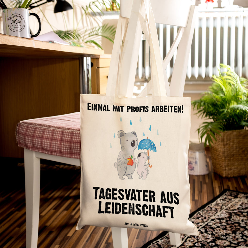 Tragetasche Tagesvater aus Leidenschaft Beuteltasche, Beutel, Einkaufstasche, Jutebeutel, Stoffbeutel, Tasche, Shopper, Umhängetasche, Strandtasche, Schultertasche, Stofftasche, Tragetasche, Badetasche, Jutetasche, Einkaufstüte, Laptoptasche, Beruf, Ausbildung, Jubiläum, Abschied, Rente, Kollege, Kollegin, Geschenk, Schenken, Arbeitskollege, Mitarbeiter, Firma, Danke, Dankeschön