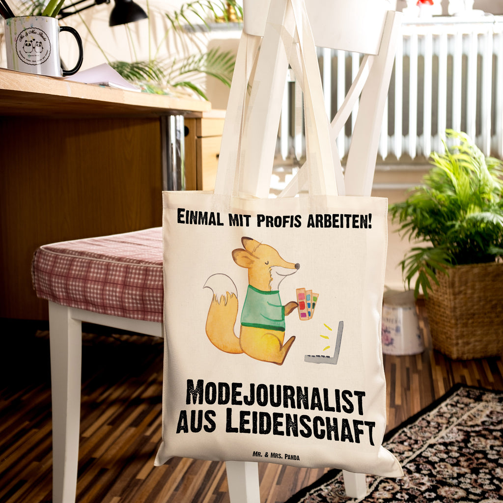 Tragetasche Modejournalist aus Leidenschaft Beuteltasche, Beutel, Einkaufstasche, Jutebeutel, Stoffbeutel, Tasche, Shopper, Umhängetasche, Strandtasche, Schultertasche, Stofftasche, Tragetasche, Badetasche, Jutetasche, Einkaufstüte, Laptoptasche, Beruf, Ausbildung, Jubiläum, Abschied, Rente, Kollege, Kollegin, Geschenk, Schenken, Arbeitskollege, Mitarbeiter, Firma, Danke, Dankeschön, Modejournalist, Journalist, Reporter, Redakteur, Pressebüro, Studium