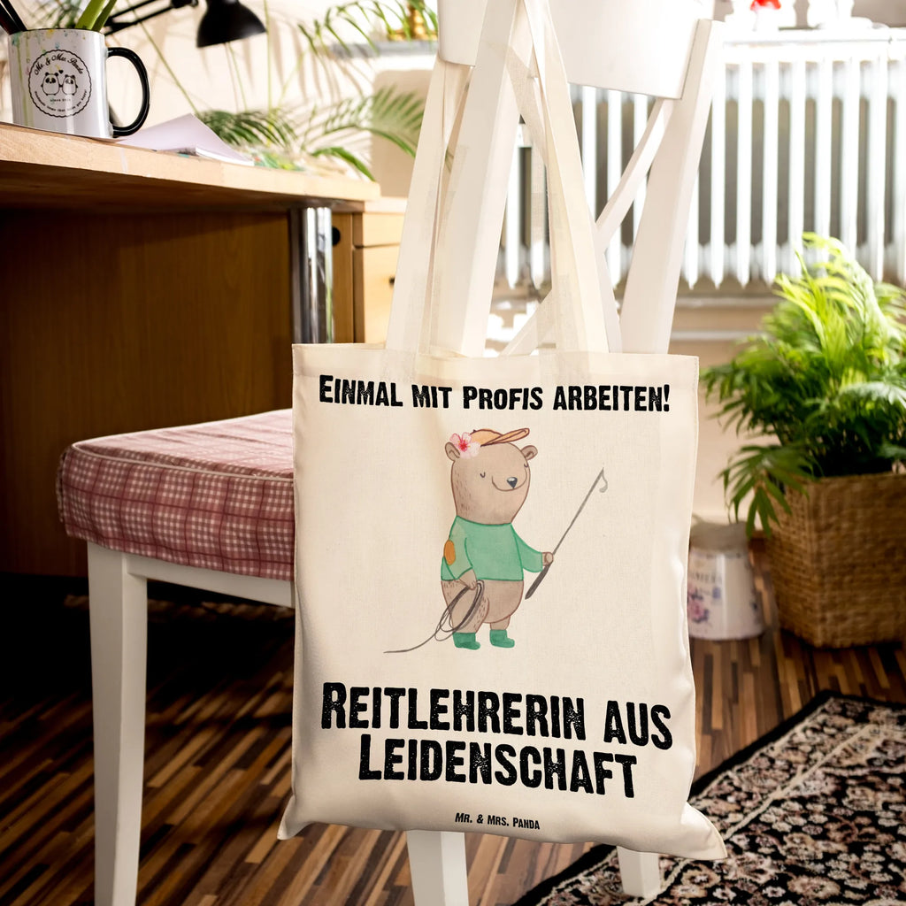 Tragetasche Reitlehrerin aus Leidenschaft Beuteltasche, Beutel, Einkaufstasche, Jutebeutel, Stoffbeutel, Tasche, Shopper, Umhängetasche, Strandtasche, Schultertasche, Stofftasche, Tragetasche, Badetasche, Jutetasche, Einkaufstüte, Laptoptasche, Beruf, Ausbildung, Jubiläum, Abschied, Rente, Kollege, Kollegin, Geschenk, Schenken, Arbeitskollege, Mitarbeiter, Firma, Danke, Dankeschön