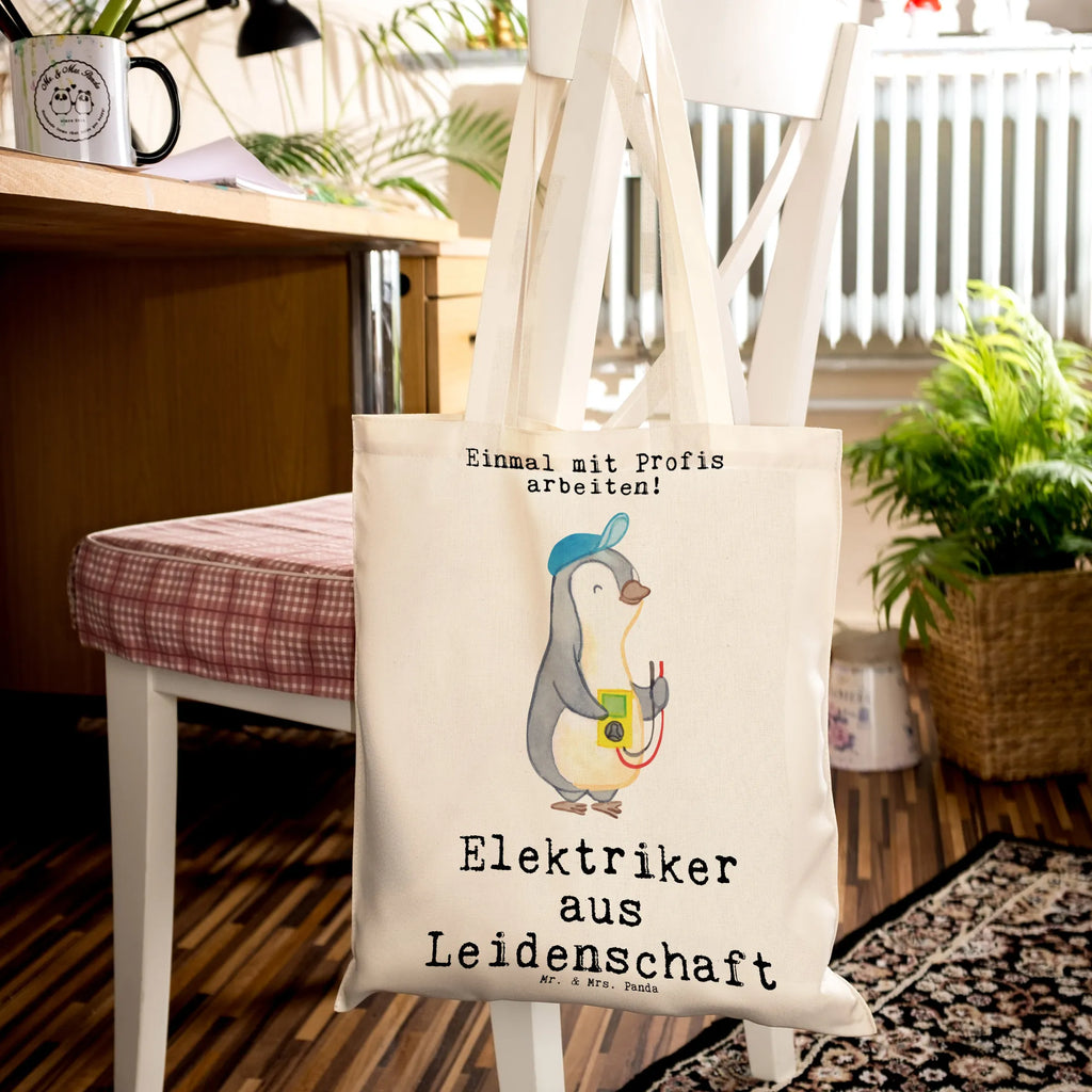 Tragetasche Elektriker aus Leidenschaft Beuteltasche, Beutel, Einkaufstasche, Jutebeutel, Stoffbeutel, Tasche, Shopper, Umhängetasche, Strandtasche, Schultertasche, Stofftasche, Tragetasche, Badetasche, Jutetasche, Einkaufstüte, Laptoptasche, Beruf, Ausbildung, Jubiläum, Abschied, Rente, Kollege, Kollegin, Geschenk, Schenken, Arbeitskollege, Mitarbeiter, Firma, Danke, Dankeschön, Elektriker, Elektronmonteur, Elektrotechniker, Elektroinstallateur, Elektromeister, Gesellenprüfung