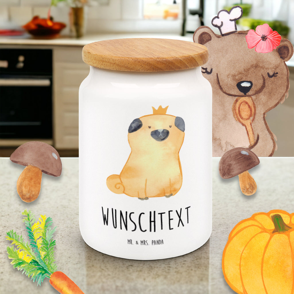 Personalisierte Vorratsdose Mops Krone Personalisierte Vorratsdose, Personalisierte Keksdose, Personalisierte Keramikdose, Personalisierte Leckerlidose, Personalisierte Dose, Personalisierter Vorratsbehälter, Personalisierte Aufbewahrungsdose, Hund, Hundemotiv, Haustier, Hunderasse, Tierliebhaber, Hundebesitzer, Sprüche, Mops, allergisch, kinderlos, Hausregel, Hundebesitzer. Spruch, lustig