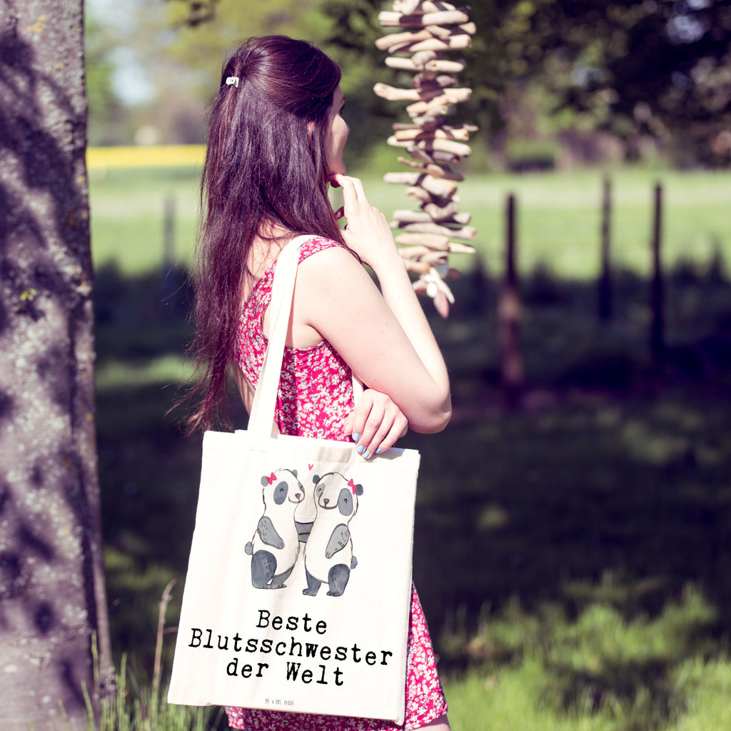 Tragetasche Panda Beste Blutsschwester der Welt Beuteltasche, Beutel, Einkaufstasche, Jutebeutel, Stoffbeutel, Tasche, Shopper, Umhängetasche, Strandtasche, Schultertasche, Stofftasche, Tragetasche, Badetasche, Jutetasche, Einkaufstüte, Laptoptasche, für, Dankeschön, Geschenk, Schenken, Geburtstag, Geburtstagsgeschenk, Geschenkidee, Danke, Bedanken, Mitbringsel, Freude machen, Geschenktipp, Blutsschwester, Blutsgeschwister, Freundin, Bae, Schwestern, Schwester, Geschwister, Schwesterherz, Sister, Familie, Kleinigkeit, Beste, Tochter, Liebe