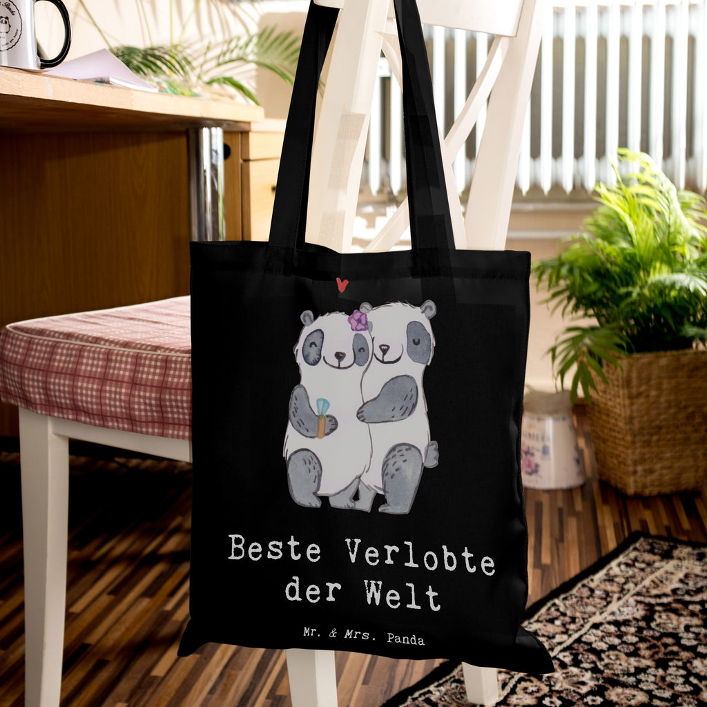 Tragetasche Panda Beste Verlobte der Welt Beuteltasche, Beutel, Einkaufstasche, Jutebeutel, Stoffbeutel, Tasche, Shopper, Umhängetasche, Strandtasche, Schultertasche, Stofftasche, Tragetasche, Badetasche, Jutetasche, Einkaufstüte, Laptoptasche, für, Dankeschön, Geschenk, Schenken, Geburtstag, Geburtstagsgeschenk, Geschenkidee, Danke, Bedanken, Mitbringsel, Freude machen, Geschenktipp, Verlobte, Verloben, Verlobung, Traumfrau, Frau, Freundin, Ehefrau, Zukünftige, Hochzeit, Ehe