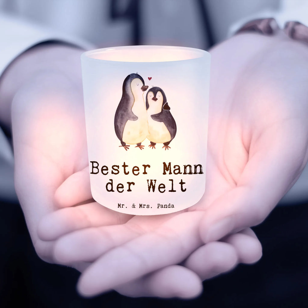 Windlicht Pinguin Bester Mann der Welt Windlicht Glas, Teelichtglas, Teelichthalter, Teelichter, Kerzenglas, Windlicht Kerze, Kerzenlicht, Glas Windlicht, Windlicht Zur Hochzeit, Windlicht Deko, Windlicht Hochzeit, Teelichtgläser, Windlicht Dekorieren, für, Dankeschön, Geschenk, Schenken, Geburtstag, Geburtstagsgeschenk, Geschenkidee, Danke, Bedanken, Mitbringsel, Freude machen, Geschenktipp, Ehemann, Beste, Mann, Partner, Freund, Traummann, Liebling, Ehepartner, Ehe, Gatte, Lebensgefährte, Bräutigam, Kleinigkeit