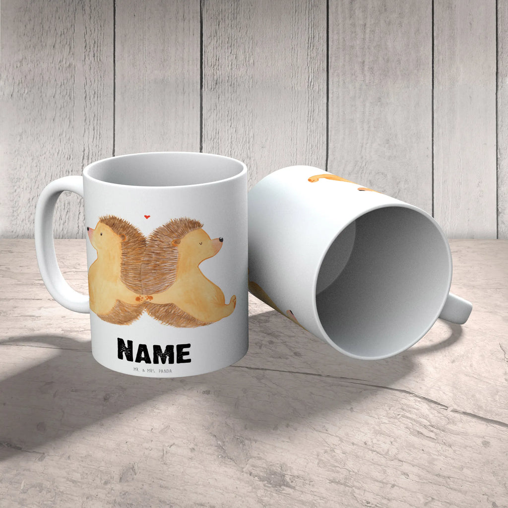 Personalisierte Tasse Igel händchenhaltend Personalisierte Tasse, Namenstasse, Wunschname, Personalisiert, Tasse, Namen, Drucken, Tasse mit Namen, Liebe, Partner, Freund, Freundin, Ehemann, Ehefrau, Heiraten, Verlobung, Heiratsantrag, Liebesgeschenk, Jahrestag, Hocheitstag, Igel, Igelliebe, Hand in Hand, Liebesbeweis, große Liebe, Liebesbotschaft, Hochzeit, Lieblingsmensch, Gemeinsamkeit, Love, Geschenk für zwei