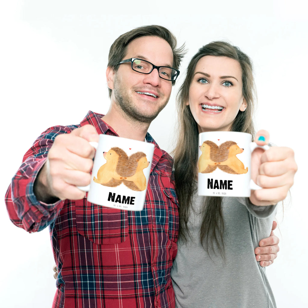 Personalisierte Tasse Igel händchenhaltend Personalisierte Tasse, Namenstasse, Wunschname, Personalisiert, Tasse, Namen, Drucken, Tasse mit Namen, Liebe, Partner, Freund, Freundin, Ehemann, Ehefrau, Heiraten, Verlobung, Heiratsantrag, Liebesgeschenk, Jahrestag, Hocheitstag, Igel, Igelliebe, Hand in Hand, Liebesbeweis, große Liebe, Liebesbotschaft, Hochzeit, Lieblingsmensch, Gemeinsamkeit, Love, Geschenk für zwei