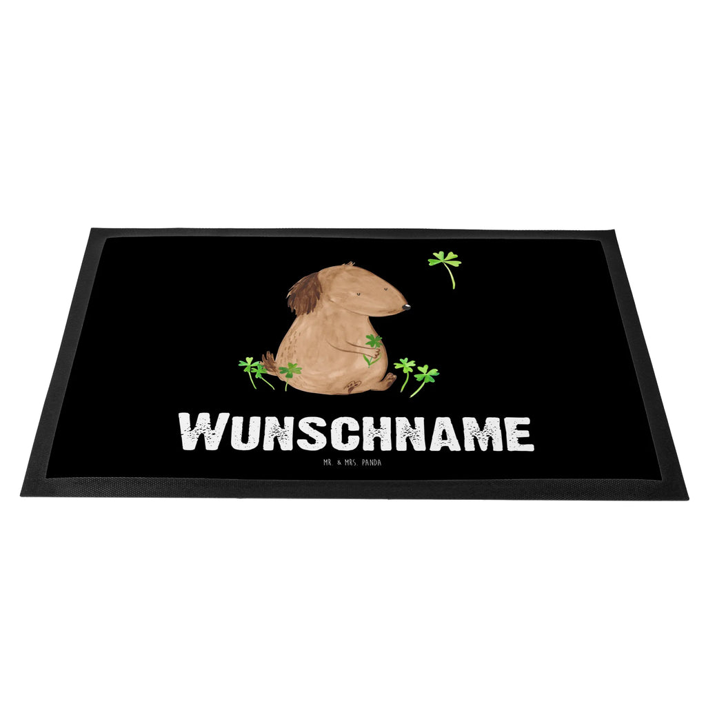 Personalisierte Fußmatte Hund Kleeblatt Personalisierte Fußmatte, Fußmatte mit Namen, Personalisieruung, Personalisiert, Fußmatte bedrucken, Türvorleger mit Namen, Haustürmatte personalisiert, Namensfussmatte, Wunschnamen, Bedrucken, Türvorleger personalisiert, Hund, Hundemotiv, Haustier, Hunderasse, Tierliebhaber, Hundebesitzer, Sprüche, Kleeblatt, Glück, Tagträume, Motivation, Neuanfang, Geschenk, Glücksbringer, Selbstliebe, Achtsamkeit