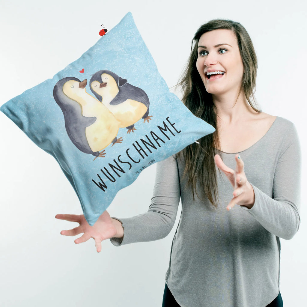 Personalisiertes Kissen Pinguin umarmend Kissen, personalisiert, Name, Wunschname, bedrucken, Kopfkissen, Pinguin, Liebe, Liebespaar, Liebesbeweis, Liebesgeschenk, Verlobung, Jahrestag, Hochzeitstag, Hochzeit, Hochzeitsgeschenk