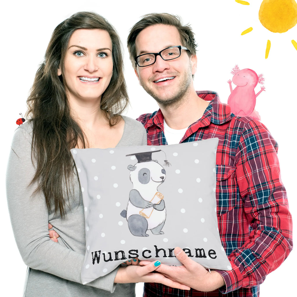 Personalisiertes Kissen Panda Bester Bachelor der Welt Kissen, personalisiert, Name, Wunschname, bedrucken, Kopfkissen, für, Dankeschön, Geschenk, Schenken, Geburtstag, Geburtstagsgeschenk, Geschenkidee, Danke, Bedanken, Mitbringsel, Freude machen, Geschenktipp, Bachelor, Student, Studium, Sohn, Spaß, Musterschüler, lustig, Studienabschluss, witzig, Universität, Abschluss, Alumni, Uni, Studenten, Hochschule