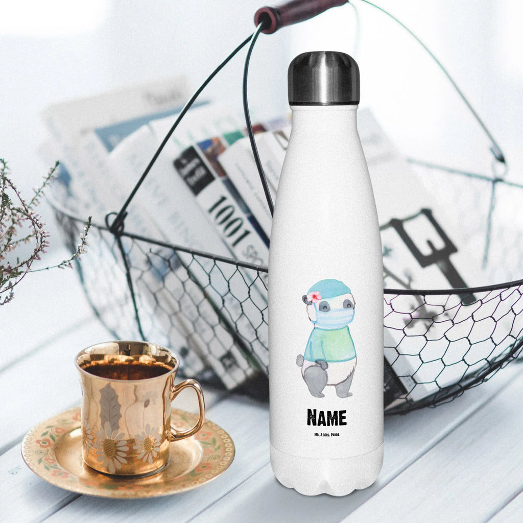 Personalisierte Thermosflasche Operationsassistentin mit Herz Personalisierte Isolierflasche, Personalisierte Thermoflasche, Personalisierte Trinkflasche, Trinkflasche Mit Namen, Wunschname, Bedrucken, Namensflasche, Beruf, Ausbildung, Jubiläum, Abschied, Rente, Kollege, Kollegin, Geschenk, Schenken, Arbeitskollege, Mitarbeiter, Firma, Danke, Dankeschön, Operationsassistentin, Operationstechnische Assistentin, OTA, OP Assistentin, Operationsassistenz