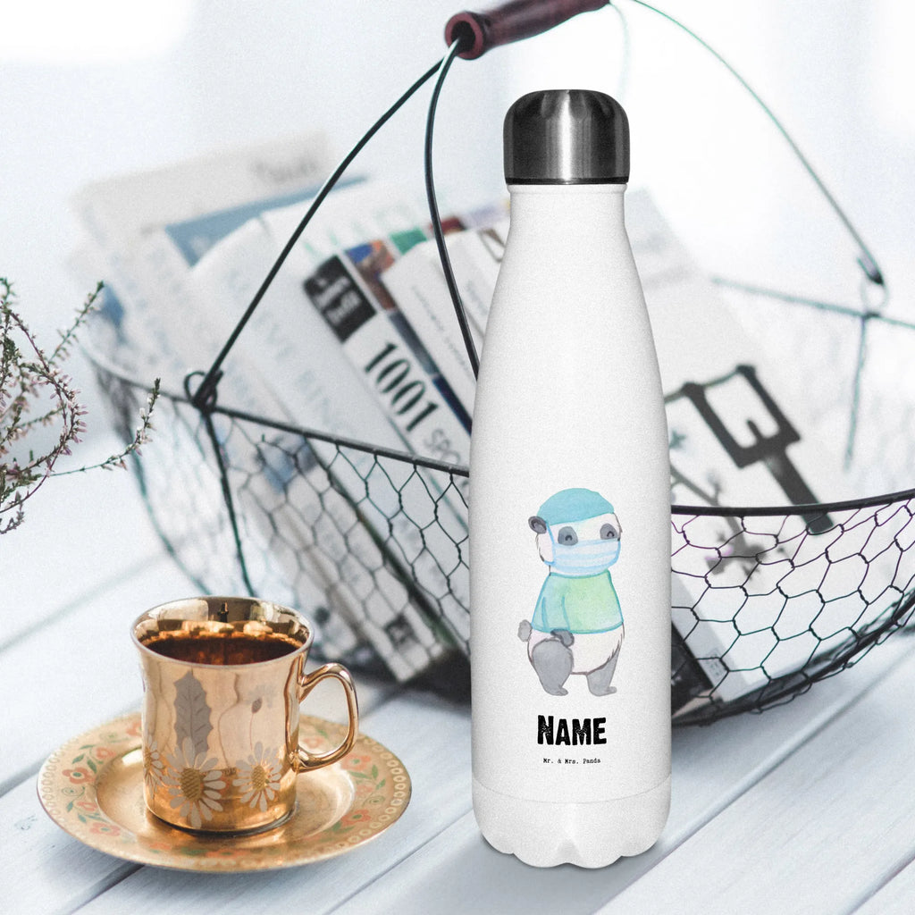 Personalisierte Thermosflasche Operationsassistent mit Herz Personalisierte Isolierflasche, Personalisierte Thermoflasche, Personalisierte Trinkflasche, Trinkflasche Mit Namen, Wunschname, Bedrucken, Namensflasche, Beruf, Ausbildung, Jubiläum, Abschied, Rente, Kollege, Kollegin, Geschenk, Schenken, Arbeitskollege, Mitarbeiter, Firma, Danke, Dankeschön, Operationsassistent, Operationstechnischer Assistent, OTA, OP Assistent, Operationsassistenz