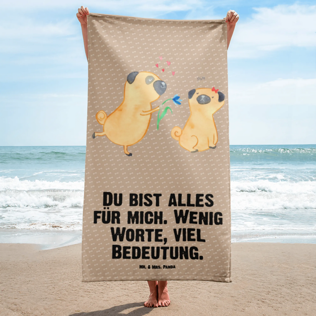 XL Badehandtuch Mops verliebt Handtuch, Badetuch, Duschtuch, Strandtuch, Saunatuch, Hund, Hundemotiv, Haustier, Hunderasse, Tierliebhaber, Hundebesitzer, Sprüche, Mops, Möpse, Hundeliebe, verliebt, Liebe, Liebesspruch. Verlobt, Geschenk Freund, Partner