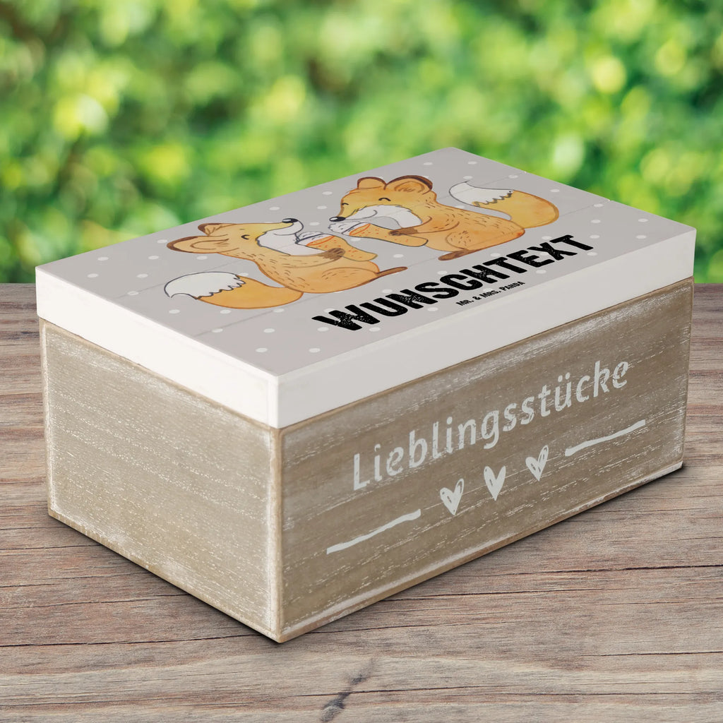 Personalisierte Holzkiste Fuchs Bester Adoptivbruder der Welt Holzkiste mit Namen, Kiste mit Namen, Schatzkiste mit Namen, Truhe mit Namen, Schatulle mit Namen, Erinnerungsbox mit Namen, Erinnerungskiste, mit Namen, Dekokiste mit Namen, Aufbewahrungsbox mit Namen, Holzkiste Personalisiert, Kiste Personalisiert, Schatzkiste Personalisiert, Truhe Personalisiert, Schatulle Personalisiert, Erinnerungsbox Personalisiert, Erinnerungskiste Personalisiert, Dekokiste Personalisiert, Aufbewahrungsbox Personalisiert, Geschenkbox personalisiert, GEschenkdose personalisiert, für, Dankeschön, Geschenk, Schenken, Geburtstag, Geburtstagsgeschenk, Geschenkidee, Danke, Bedanken, Mitbringsel, Freude machen, Geschenktipp, Adoptivbruder, adoptiert, Bruder, Brudi, Geschwister, Bruderherz, Schwester, Familie, Kleinigkeit, Brother, Bester, Sohn