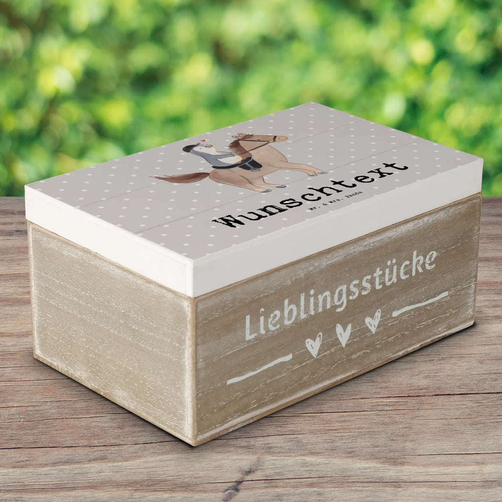 Personalisierte Holzkiste Pferd Reiten Holzkiste mit Namen, Kiste mit Namen, Schatzkiste mit Namen, Truhe mit Namen, Schatulle mit Namen, Erinnerungsbox mit Namen, Erinnerungskiste, mit Namen, Dekokiste mit Namen, Aufbewahrungsbox mit Namen, Holzkiste Personalisiert, Kiste Personalisiert, Schatzkiste Personalisiert, Truhe Personalisiert, Schatulle Personalisiert, Erinnerungsbox Personalisiert, Erinnerungskiste Personalisiert, Dekokiste Personalisiert, Aufbewahrungsbox Personalisiert, Geschenkbox personalisiert, GEschenkdose personalisiert, Geschenk, Sport, Sportart, Hobby, Schenken, Danke, Dankeschön, Auszeichnung, Gewinn, Sportler, Reiten, Reitsport, Reitverein, Reitstall, Pferde