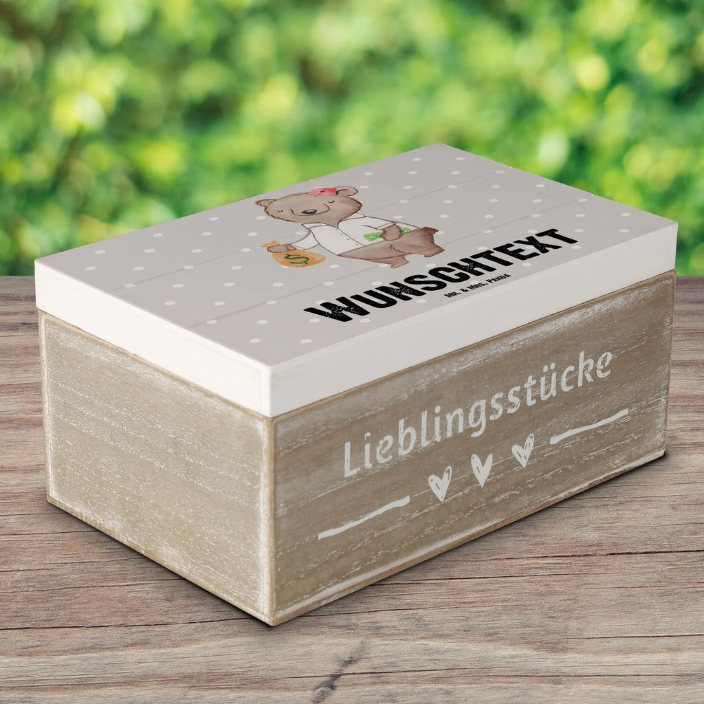 Personalisierte Holzkiste Bänkerin Herz Holzkiste mit Namen, Kiste mit Namen, Schatzkiste mit Namen, Truhe mit Namen, Schatulle mit Namen, Erinnerungsbox mit Namen, Erinnerungskiste, mit Namen, Dekokiste mit Namen, Aufbewahrungsbox mit Namen, Holzkiste Personalisiert, Kiste Personalisiert, Schatzkiste Personalisiert, Truhe Personalisiert, Schatulle Personalisiert, Erinnerungsbox Personalisiert, Erinnerungskiste Personalisiert, Dekokiste Personalisiert, Aufbewahrungsbox Personalisiert, Geschenkbox personalisiert, GEschenkdose personalisiert, Beruf, Ausbildung, Jubiläum, Abschied, Rente, Kollege, Kollegin, Geschenk, Schenken, Arbeitskollege, Mitarbeiter, Firma, Danke, Dankeschön, Bänkerin, Bankfachfrau, Bankangestellte, Bankberaterin